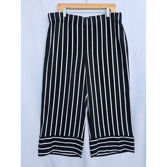 INC International Concepts Black & White Striped Capri Pants - Size Curvy Girl (Sz XL)